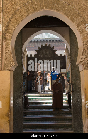 Vue sur la rue, dans la vieille médina, Fes, Maroc Banque D'Images