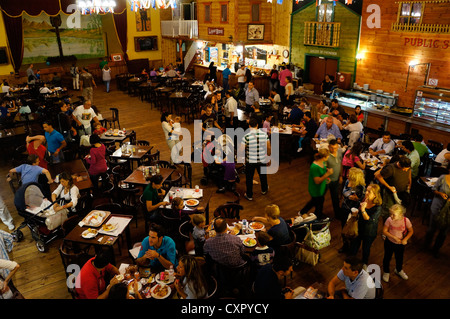 À l'intérieur d'une réplique d'un wild west saloon. Attraction touristique climatique divertissement vieux wild west à la Reserva Sevilla Banque D'Images