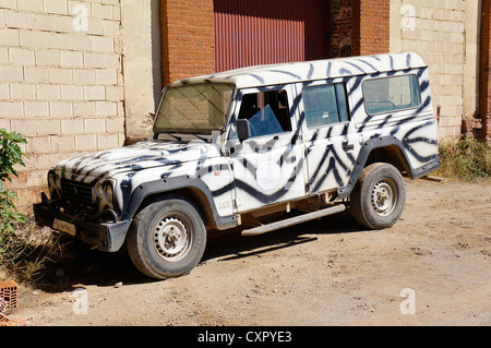 Ville de l'Ouest. Off road sur voiture endommagée à l'activité de la Reserva Sevilla, le parc safari, el Castillo de las Guardas Banque D'Images