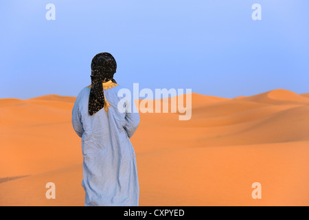 L'homme dans le désert du Sahara, l'Erg Chebbi, Maroc Banque D'Images