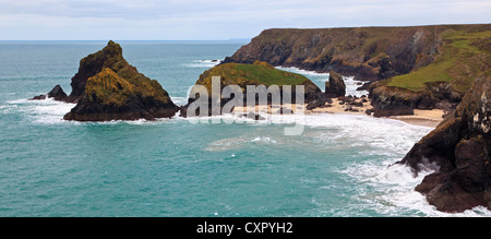 Photo panoramique de Kynance Cove situé sur la péninsule du Lézard en Cornouailles Angleterre Banque D'Images