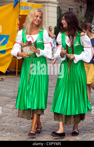 Les filles ukrainiennes en tenue traditionnelle, L'viv vieille ville, l'Ukraine Banque D'Images