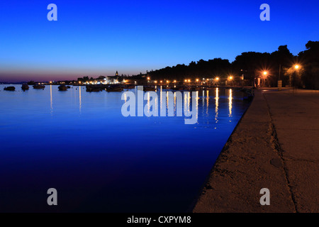 Village croate Sveti Filip i Jakov au crépuscule. Banque D'Images