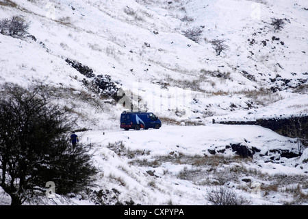 Un van de gaz britannique de faire son chemin le long de la route de montagne dans entre Llangadog et Brynamman, Galles du Sud dans la neige. Banque D'Images