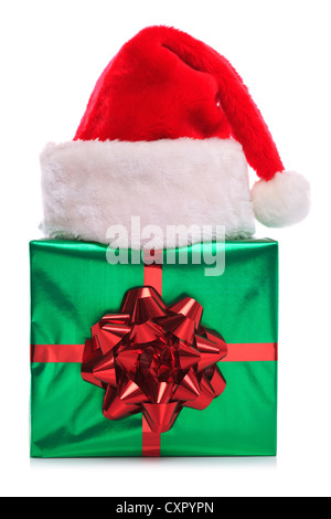 Photo d'un Santa Claus hat sur un green gift wrapped present avec un grand arc rouge et ruban, isolé sur un fond blanc. Banque D'Images