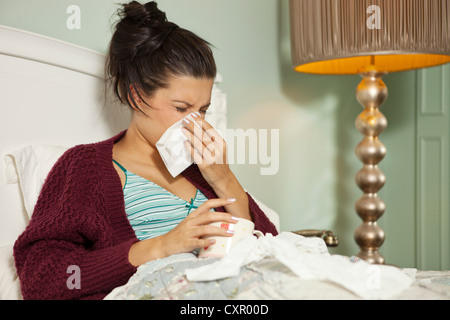 Jeune femme au lit à eau froide Banque D'Images