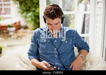 Young man wearing earphones Banque D'Images