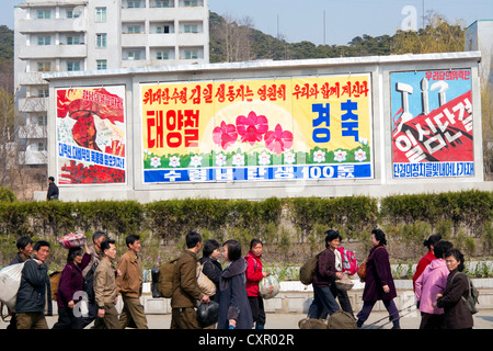 Peuples démocratique République populaire démocratique de Corée (RPDC), la Corée du Nord, Pyongyang, scène de rue urbaine typique dans la capitale Banque D'Images