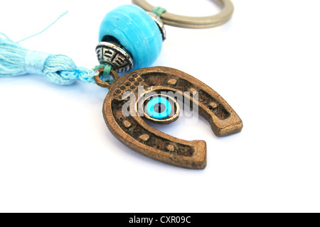 Rusty old horseshoe avec eye bead isolé sur fond blanc. Banque D'Images