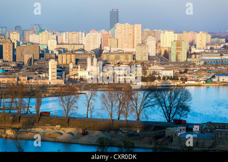 Peuples démocratique République populaire démocratique de Corée (RPDC), la Corée du Nord, Pyongyang, augmentation de la vue sur les toits de la ville Banque D'Images