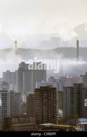 Peuples démocratique République populaire démocratique de Corée (RPDC), la Corée du Nord, Pyongyang, la ville et la pollution par les usines alimentées au charbon Banque D'Images