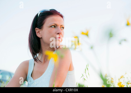 Femme au champ de fleurs, à l'écart Banque D'Images