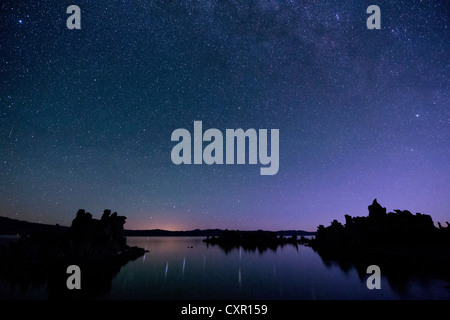 Ciel étoilé la nuit, mono lake, California, USA Banque D'Images