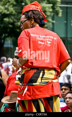 Une supportrice patriotique de la danse de l'équipe olympique dans des couleurs rouges Londres Angleterre Europe Banque D'Images