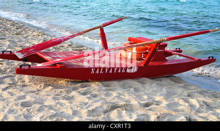 Bateau de sauvetage rouge sur la plage de Mondello Palerme en Sicile, Banque D'Images