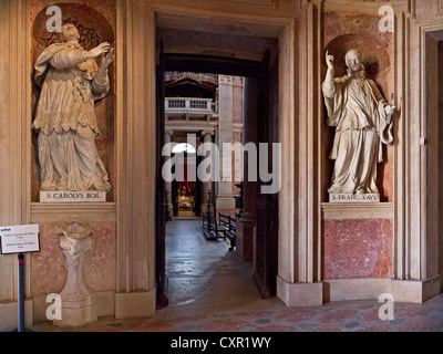 Saint Charles Borromée et Saint François Xavier. Statues baroques italiennes dans la Basilique de la Palais National de Mafra, Portugal. Banque D'Images