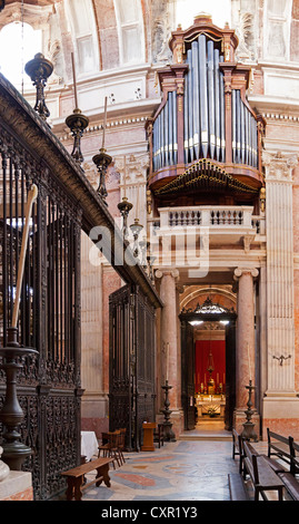 L'un des six organes (transept) du Palais National de Mafra et couvent au Portugal. L'architecture baroque. Banque D'Images