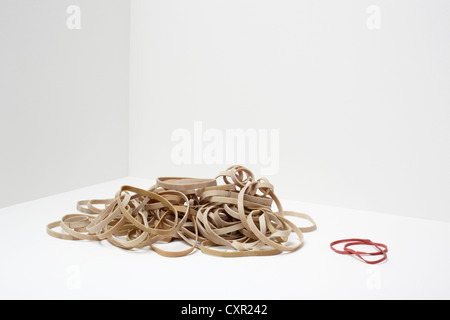 Pile de bandes de caoutchouc avec deux bandes en caoutchouc rouge Banque D'Images