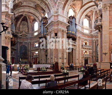 Autel principal et le transept de la basilique du couvent de Mafra Palace et au Portugal. L'architecture baroque. Banque D'Images