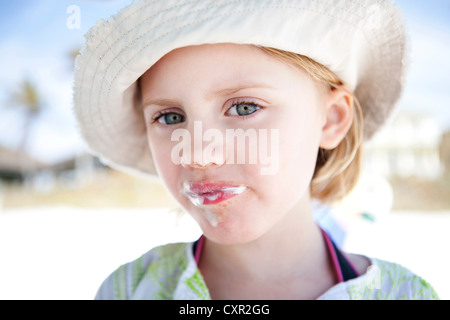 Petite fille avec de la glace autour de sa bouche Banque D'Images