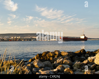 D'un cargo près de Harbour Banque D'Images