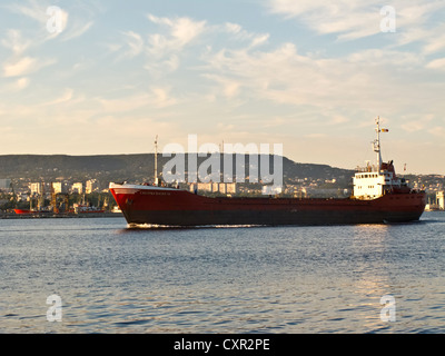 D'un cargo près de Harbour Banque D'Images