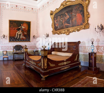 Chambre du Roi. Lit néoclassique et de meubles. Palais National de Mafra, Portugal. L'architecture baroque. Banque D'Images