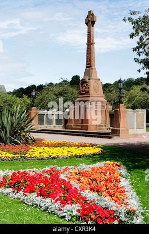 Un mémorial aux morts de la Grande Guerre (1914-1918) dans un jardin floral du souvenir à Inverness, Écosse Banque D'Images