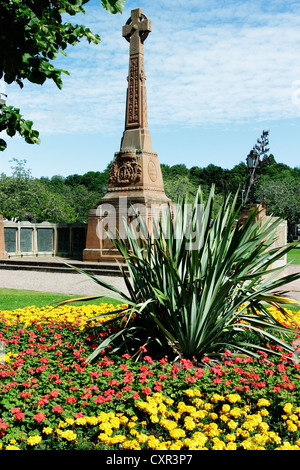 Un monument de guerre dans la région de Inverness, Écosse, situé dans un jardin floral coloré ,du souvenir. Banque D'Images