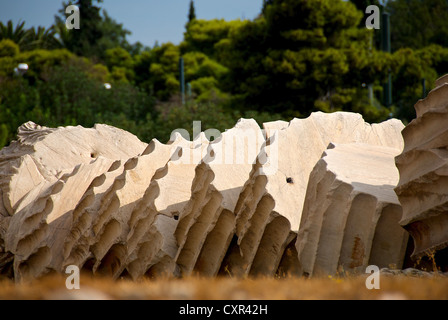 Sections isolées d'un tombé à la colonne du temple de Zeus à Athènes, Grèce Banque D'Images