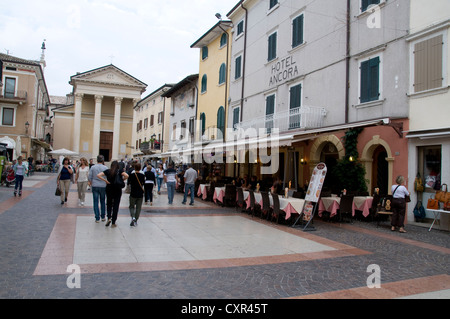 Corso Umberto / Plazza Glacomo Mateotti une rue piétonne menant à l'église Saint Nicol et Saint Severo dans la ville de Bardolino. La ville est Banque D'Images