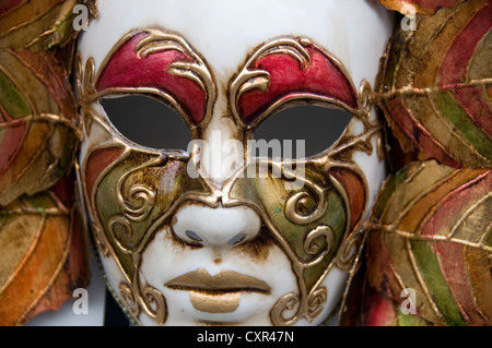 Une exposition de masques de bal Masquerade et de masques vénitiens en vente dans la ville de Bardolino, un port de pêche dans la région viticole rouge sur l'ea Banque D'Images