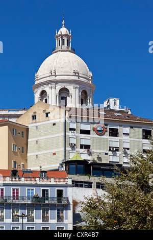 Tour-lanterne de l'église de Santa Engrácia, AKA Panthéon National (Panteão Nacional) et de l'Alfama les bâtiments. Lisbonne, Portugal. Banque D'Images