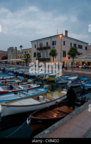 Au crépuscule dans la ville de Bardolino est une station/pêche port dans la région viticole rouge sur la côte est Du lac de Garde dans la région de Vénétie de Banque D'Images