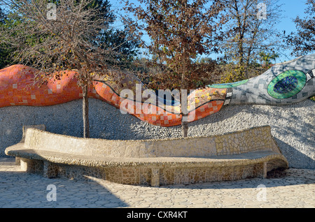 Banc en face du mur d'enceinte avec un serpent mythologique, sculptures en béton recouvert de mosaïques, Reine Califa est magique Banque D'Images