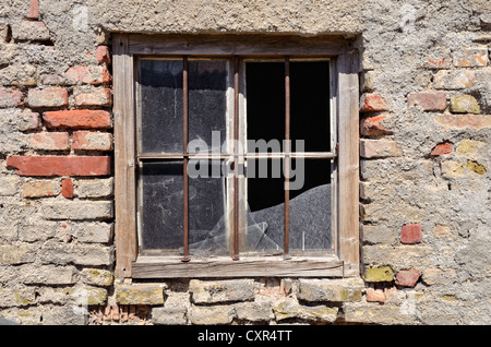 Stable avec une fenêtre cassée, fabriqué à partir de briques ou Reichsformat allemand format des briques, Miesbach, Haute-Bavière, Bavière Banque D'Images