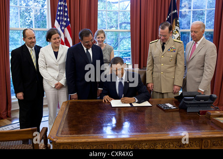 Le président américain Barack Obama signe l'attestation indiquant que les exigences réglementaires relatives à l'abrogation de ne demander à ne dire à ont été satisfaites, le 22 juillet 2011 dans le bureau ovale de la Maison Blanche. Sur la photo, de gauche, sont : Brian Bond, Directeur adjoint de la liaison avec le public ; Kathleen Hartnett, avocat-conseil associé au Président ; le secrétaire à la Défense Leon Panetta ; Kathryn Ruemmler, conseiller du président, chef de l'état-major interarmées, l'Amiral Mike Mullen, et le Vice-président Joe Biden. Banque D'Images