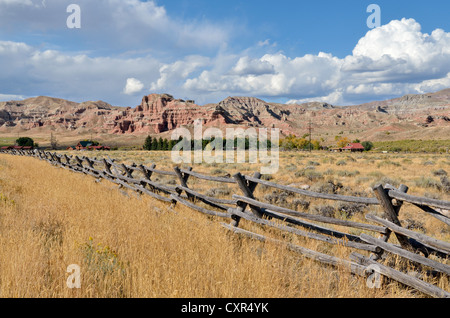 Les terres agricoles et des prairies, les falaises de grès du vent, près de Dubois à l'arrière, la route fédérale 26, Wyoming, USA Banque D'Images