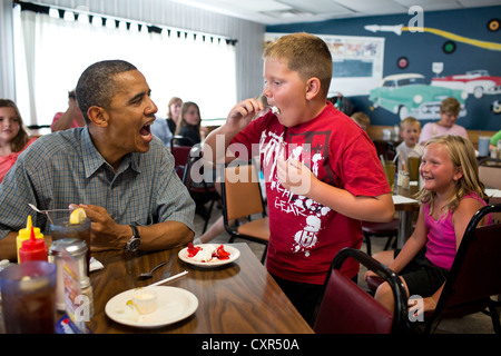 Le président américain Barack Obama partage sa tarte aux fraises avec un garçon pendant une pause déjeuner au restaurant Kozy Corners 5 Juillet, 2012 à Oak Harbor, dans l'Ohio. Banque D'Images