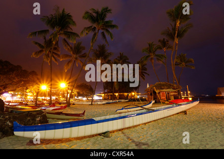 Pirogues sur la plage le soir, Kona Beach, Kailua-Kona, Big Island, Hawaii, USA Banque D'Images