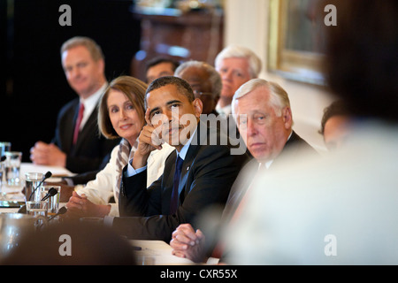 Le président américain Barack Obama rencontre le Caucus démocratique Chambre le 2 juin 2011 dans l'East Room de la Maison Blanche. Le président d'accompagnement sont Nancy Pelosi, chef de la minorité, gauche et Steny Hoyer, Rép. Whip minoritaire. Banque D'Images