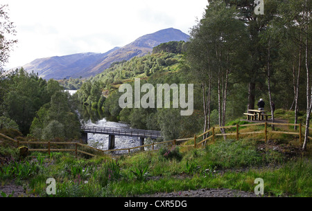 Pont sur la rivière rivière Affric Glen Affric Highlands écossais Highland Scotland UK Banque D'Images