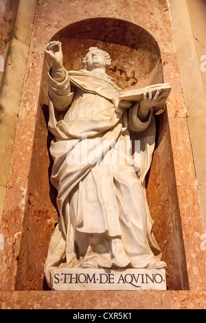 Saint Thomas d'Aquin. Statue baroque italien dans la Basilique de la Palais National de Mafra, Portugal. Banque D'Images