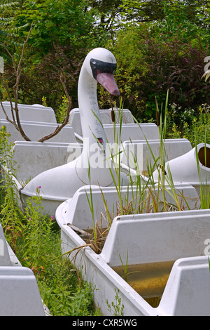 Charme morbide de swan gondoles, abandonné Spreepark Berlin amusement park, anciennement connu sous le nom de Kulturpark Plaenterwald dans le Banque D'Images