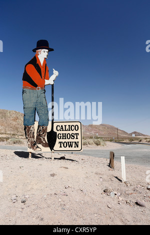 Homme avec une pelle comme un poteau indicateur à l'Calico Ghost Town, Yermo, California, USA Banque D'Images