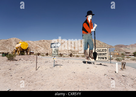 Homme avec une pelle comme un poteau indicateur à l'Calico Ghost Town, Yermo, California, USA Banque D'Images