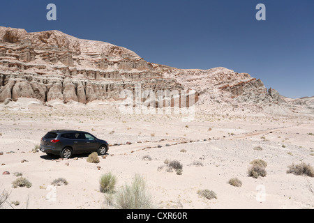 Route de gravier dans le Red Rock Canyon State Park, l'extrémité sud de la Sierra Nevada, en Californie, USA Banque D'Images