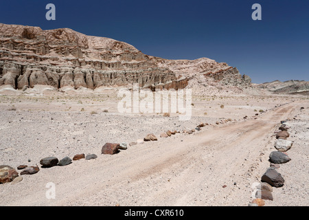 Route de gravier dans le Red Rock Canyon State Park, l'extrémité sud de la Sierra Nevada, en Californie, USA Banque D'Images