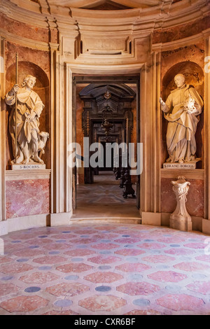 St Roch et saint François Borgia. Statues baroques italiennes dans la Basilique de la Palais National de Mafra, Portugal. Banque D'Images