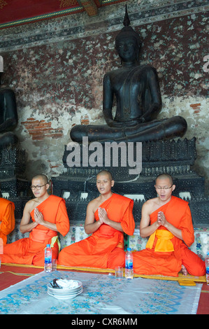 Les moines de Wat Suthat Thepwararam Ratchaworamahaviharn, Bangkok, Thailande, Asie Banque D'Images